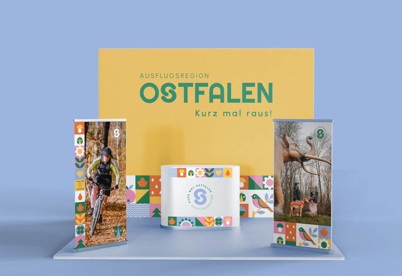Ausstellungsstand mit Roll-ups und Tisch, die für die Ausflugsregion Ostfalen werben