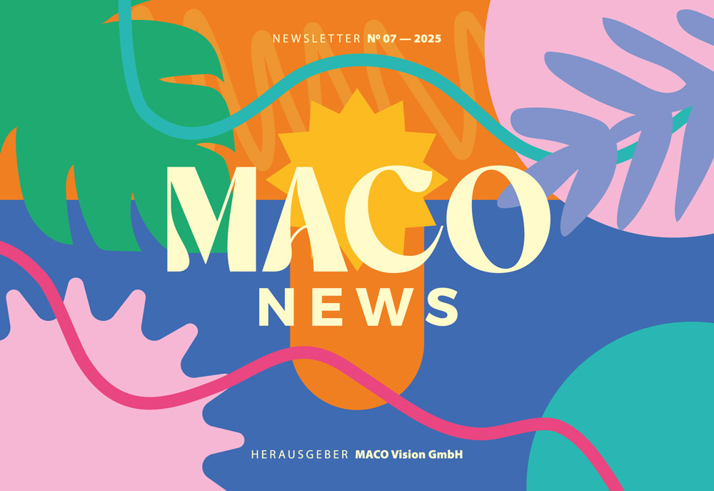 Newsletter Nr. 07 – 2025 von MACO News, Herausgeber MACO Vision GmbH. Abstrakte farbige Formen und Blätter im