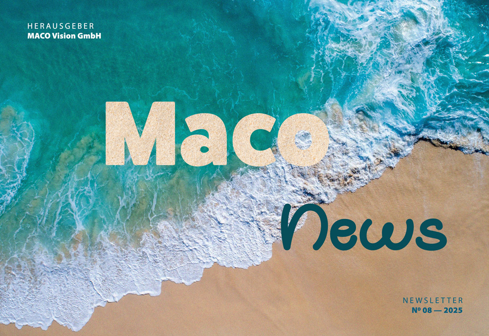 Newsletter von Maco News: Titel auf Sandstrand mit Meereswellen, Ausgabe 08/2025