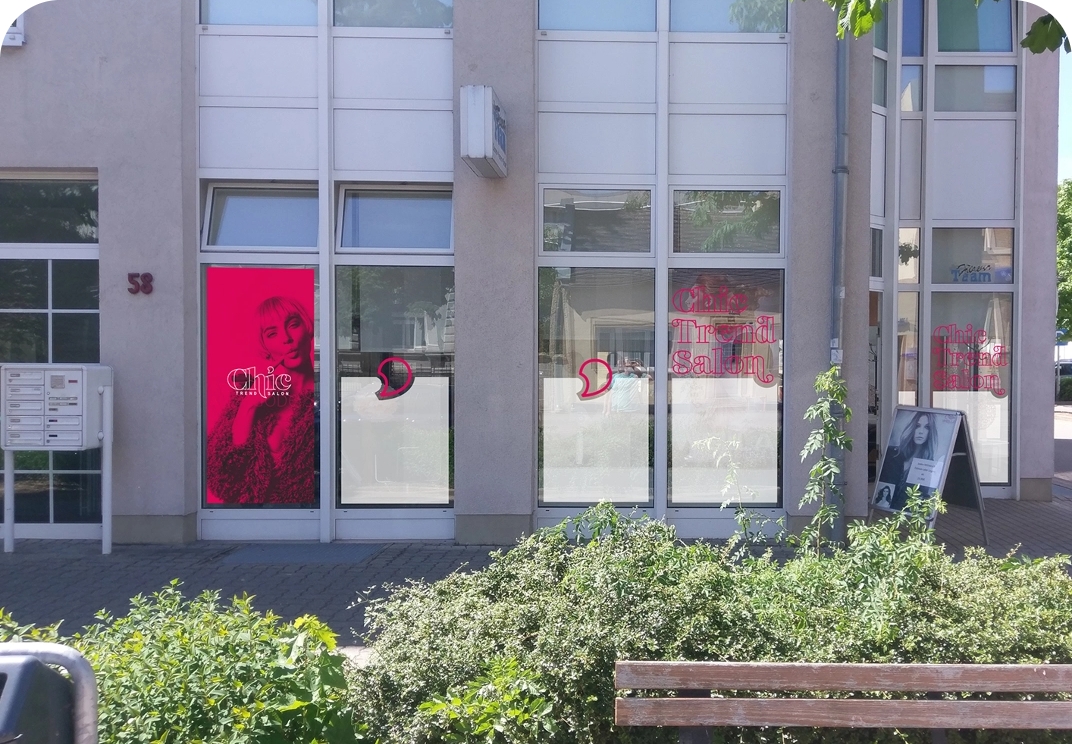 Schaufenster des Chic Trend Salons: pinker Hintergrund mit Modelfoto, Schriftzug 'Chic Trend Salon' an den