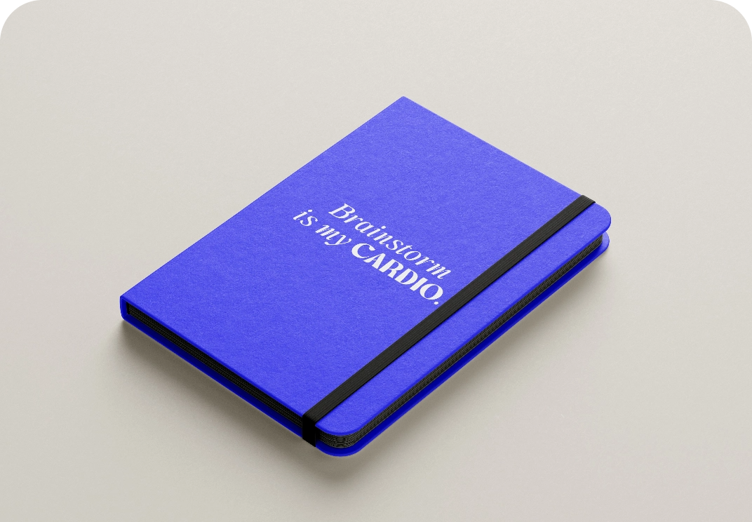 Blaues Notizbuch mit dem Aufdruck "Brainstorm is my Cardio"