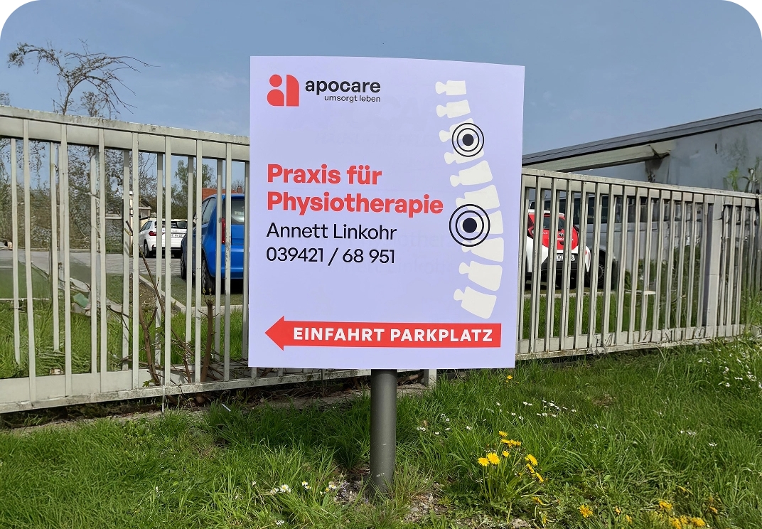 Schild mit der Aufschrift Praxis für Physiotherapie, Annette Linkohr, Telefonnummer und Hinweis auf den
